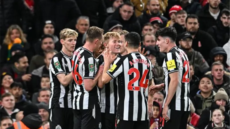 نيوكاسل يتخطي بنفيكا البرتغالى بثلاثية في دورى أبطال أوروبا