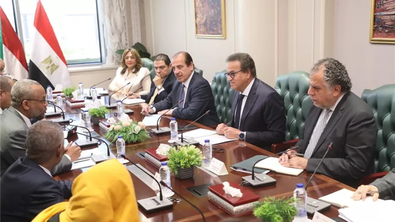 عبد الغفار يناقش آليات دعم النظام الصحي السوداني ومكافحة الأوبئة