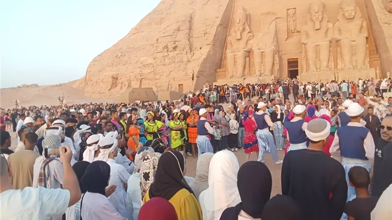 آلاف السائحين يشاهدون تعامد الشمس على وجه رمسيس الثاني بمعبد أبو سمبل