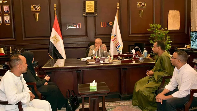 محافظ الأقصر يستقبل أهالي نجع القباحى الشرقي لبحث مشكلات الصرف الصحي