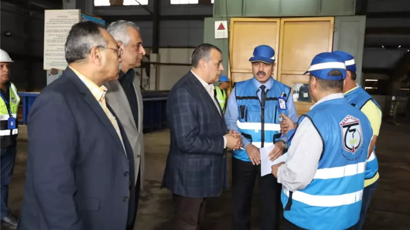 وزير الإنتاج الحربي يتابع مراحل التصنيع بشركة حلوان للآلات والمعدات