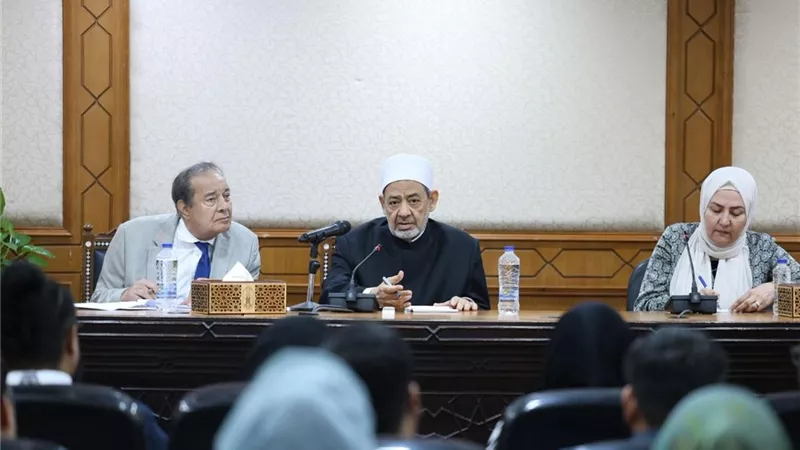 شيخ الأزهر يحاضر وفد شباب مجلس الكنائس العالمي حول وسطية الإسلام