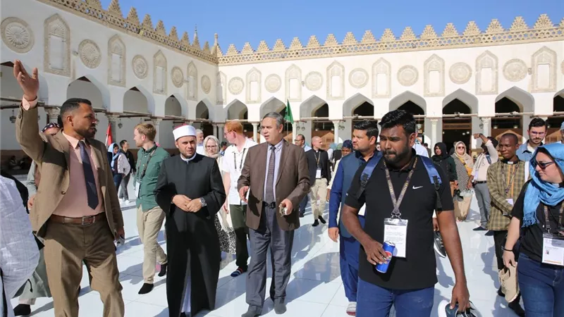 المشرف على الأروقة و وفد شباب مجلس الكنائس في جولة بالجامع الأزهر