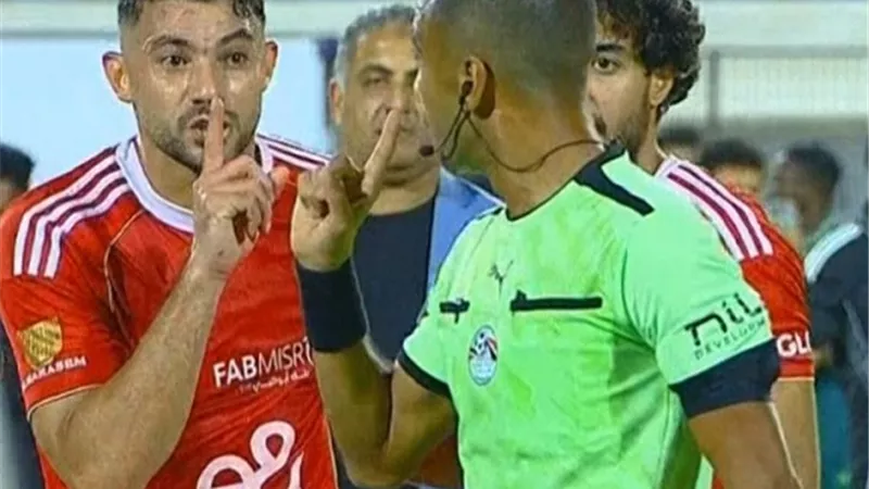 ياسر إبراهيم يدخل فى نقاش حاد مع حكم مباراة الأهلي والاتحاد