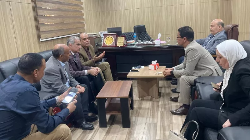 رئيس جامعة بنها يزور طلاب الفنون التطبيقية المصابين في حادث أسوان
