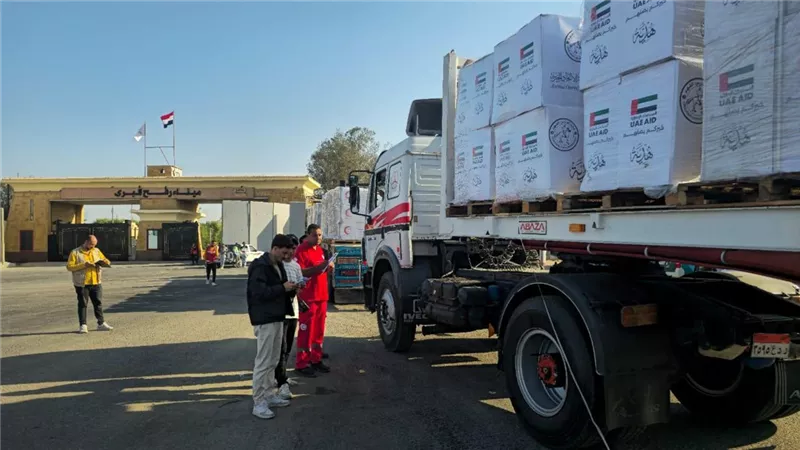 عبور 87 شاحنة إماراتية محمّلة بالمساعدات إلى غزة في أسبوع
