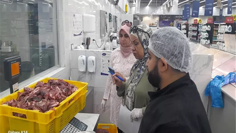 حملة تفتيشية بالشروق تضبط لحوماً وأسماكاً فاسدة داخل ماركت شهير