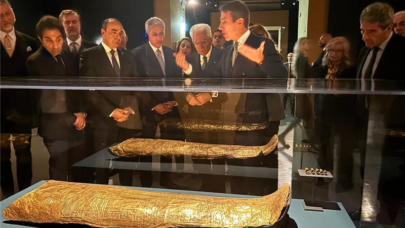 رئيس إيطاليا يفتتح معرض 