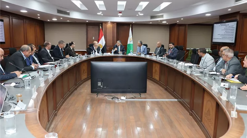 محافظ الجيزة يبحث موقف مشروعات مياه الشرب والصرف الصحي