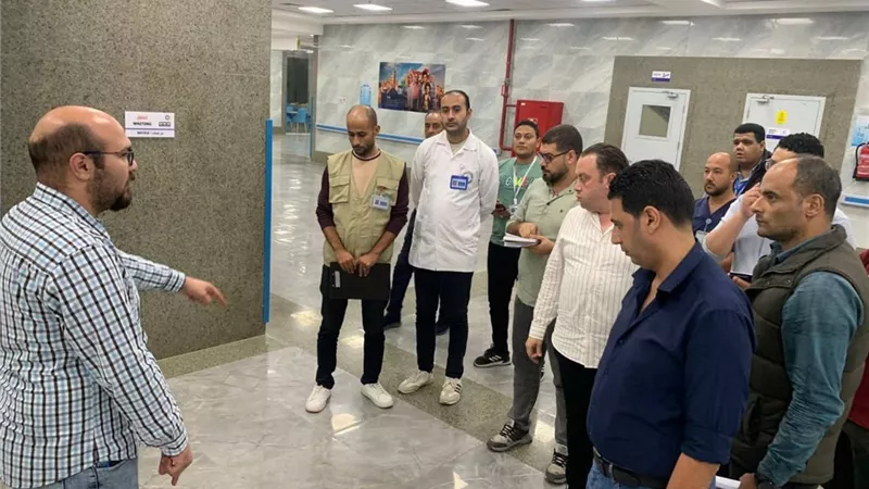 رخا يتفقد مجمع الفيروز الطبي بطور سيناء