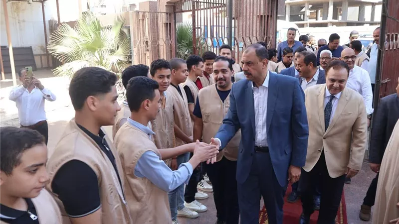 محافظ سوهاج يتفقد الخدمات المقدمة علي هامش مبادرة 