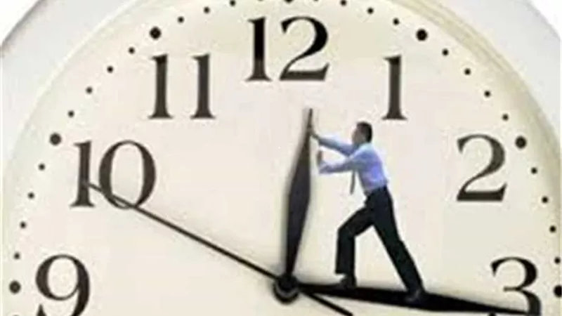 تغيير الساعة الخميس المُقبل..فهل يؤثر ذلك على صحة أوقات الصلاة؟