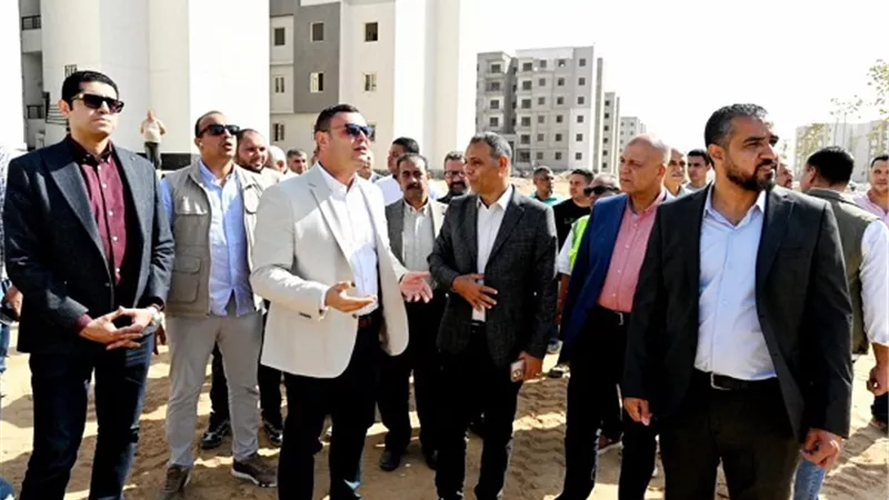 وزير الإسكان يتفقد مشروع المبادرة الرئاسية 