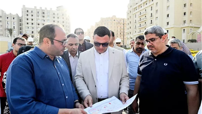 وزير الإسكان يتفقد سير العمل في الحى السكني الخامس بالعاصمة