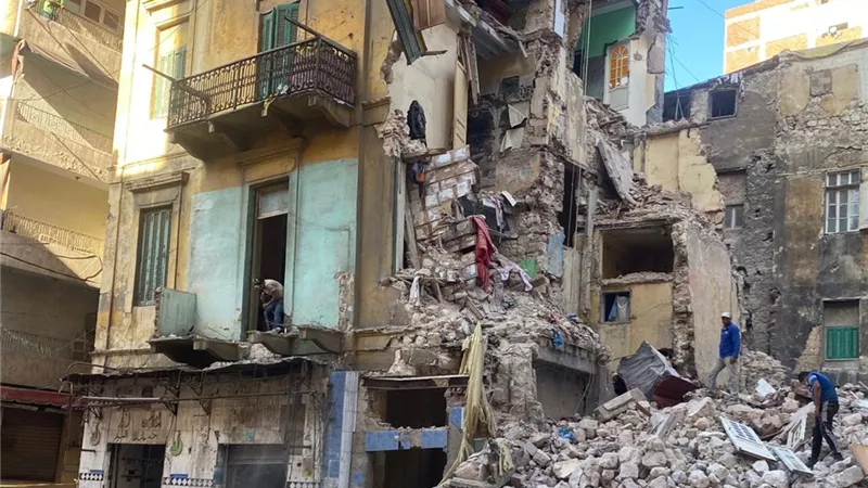إزالة الخطورة الداهمه من عقارقديم بكرموز غرب الإسكندرية