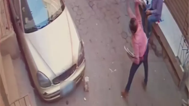 مريض نفسي..ملابسات فيديو لشخص يلقى الحجارة على سيارة بالفيوم
