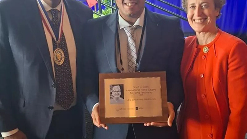 الطبيب مينا صفوت يحصد جائزة المؤتمر السنوي للجمعية الأمريكية