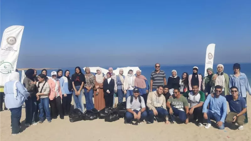 شئون البيئة بالإسكندرية ينفذ حملة لتظيف شاطئ سيد درويش بالأنفوشى