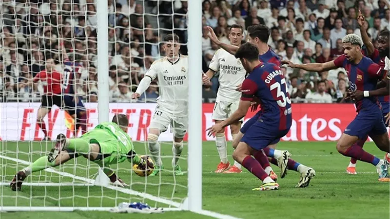 من هو معلق مباراة ريال مدريد وبرشلونة؟