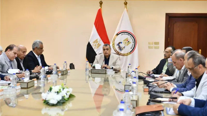 وزير الإنتاج الحربى يتابع مع رؤساء الشركات موقف المشروعات الجارى تنفيذها