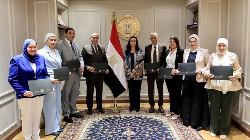 مايا مرسي تكرم الإدارة العامة لرعاية المسنين بوزارة التضامن