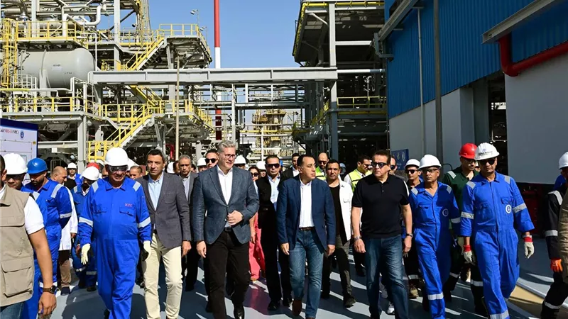 رئيس الوزراء يفتتح مشروع استرجاع الغازات بشركة 