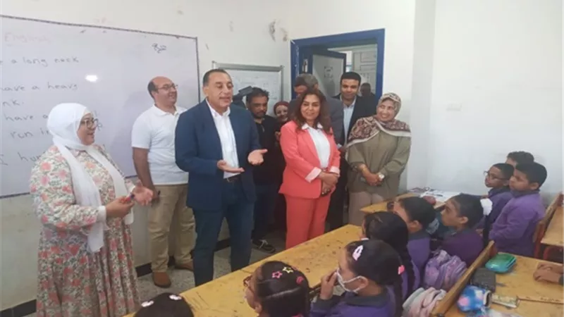 مدبولي يتأكد من انتظام الدراسة بالسويس خلال زيارة مفاجئة