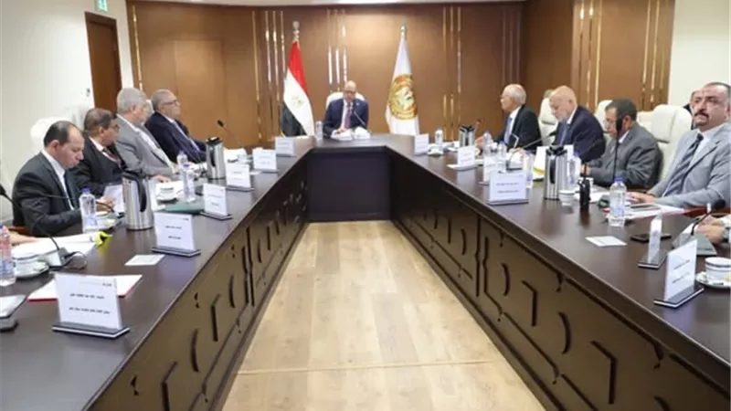 العمل : دعم المنشآت التي تتعرض لتحديات طارئة بدفع إعانات لعمالها