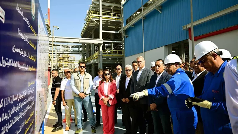 رئيس الوزراء يفتتح مشروع استرجاع الغازات بشركة النصر للبترول