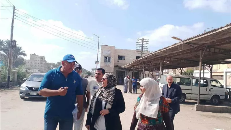 رئيسة مدينة الزرقا بدمياط تقود حملة على مواقف السيارات