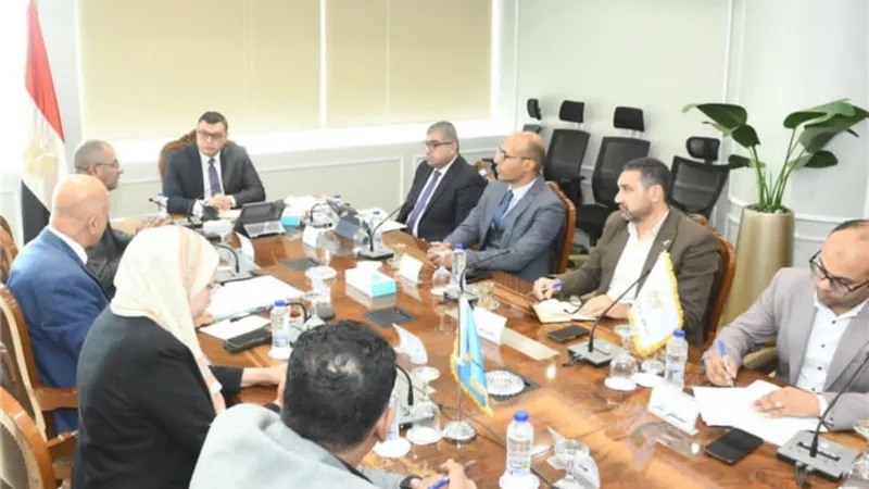 وزير الإسكان يتابع مشروعات المرافق بالمدن الجديدة