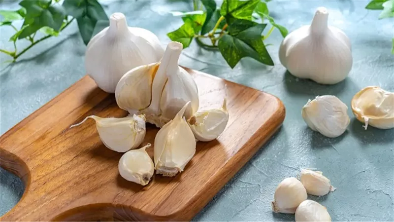 أبرزها الثوم .. 10 أطعمة تحميك من سرطان القولون