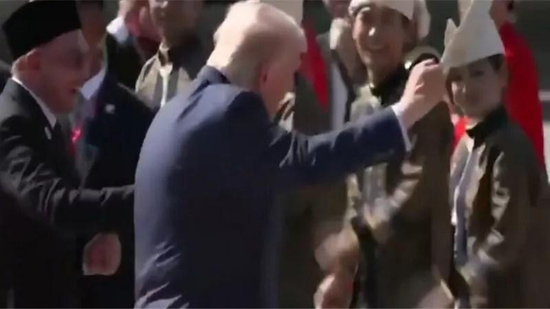 ترامب يرقص بمطار ماليزيا ..ومظاهرات تطالب بمغادرتة