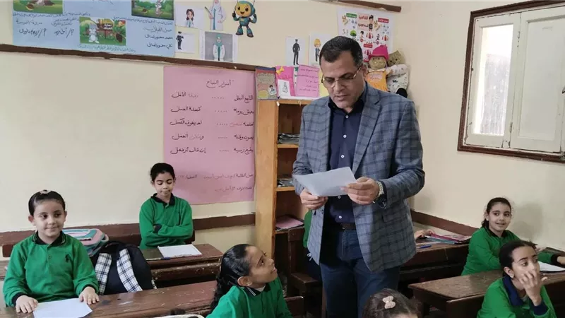 مدير تعليم دمياط يتابع إمتحانات أكتوبر ويطمئن على الأسئلة