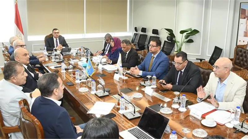 وزير الإسكان يلتقى مسئولى شركة HDP
