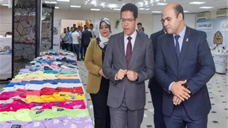 رئيس جامعة بنها يفتتح معرض 