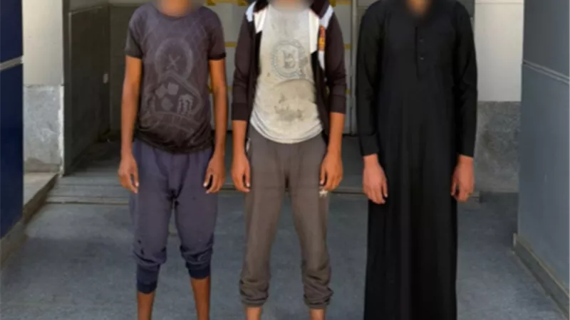 ضبط 3 أشخاص ضربوا كلبا ب 