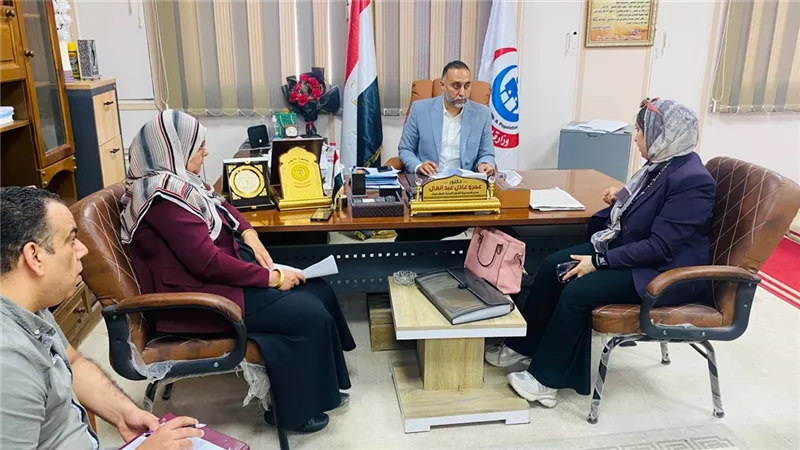 عمرو عادل وكيل وزاره الصحه يلتقي مدير التامين الصحي بالعريش