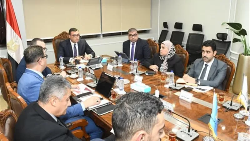 وزير الإسكان يتابع موقف طرح الفرص الاستثمارية بالمدن الجديدة