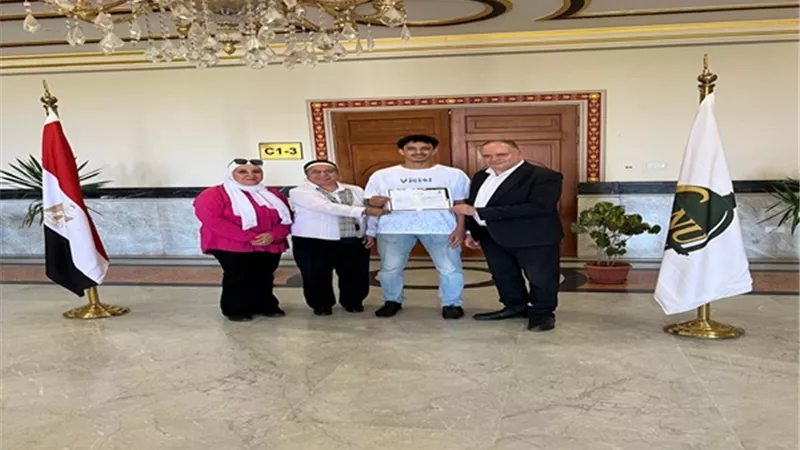 سيف الشحات بطل تنس الطاولة بجامعة القاهرة الأهلية