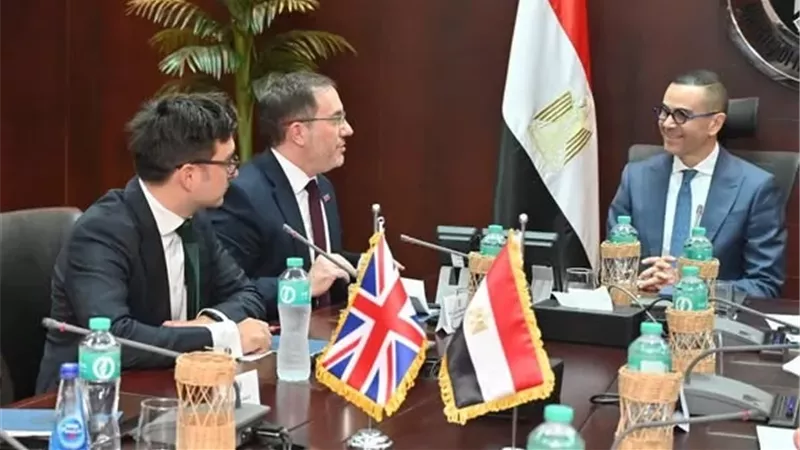 وزير الاستثمار يبحث مع السفير البريطاني تعزيز الشراكة الاقتصادية