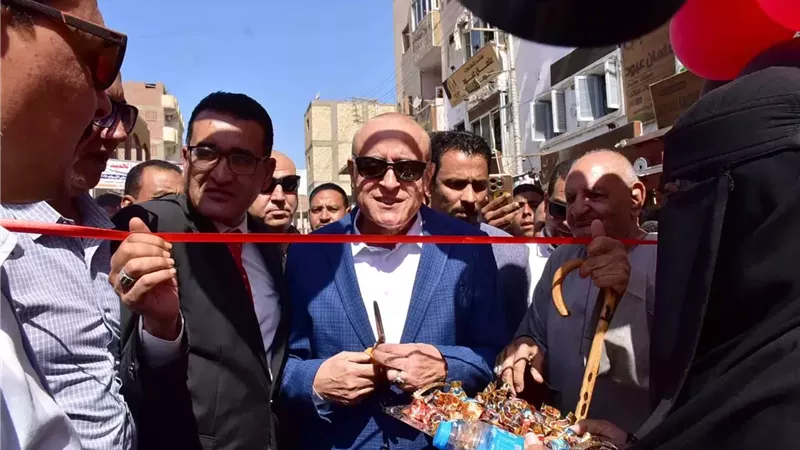 محافظ الأقصر يفتتح سوق اليوم الواحد بإسنا