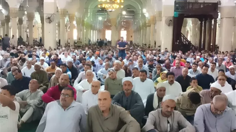توافد آلاف المواطنين على ساحة «المسجد الإبراهيمي»
