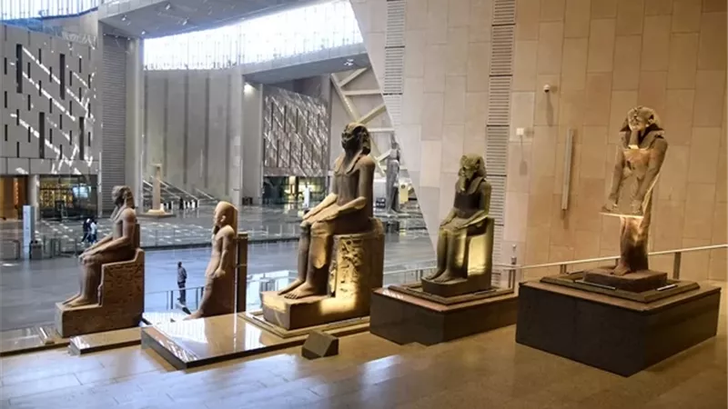 شوارع القاهرة تتزين استعدادًا لاستقبال ضيوف المتحف المصري الكبير
