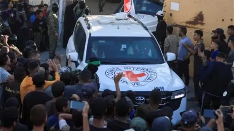 جيش الاحتلال: مركبات تابعة للصليب الأحمر في طريقها لغزة لتسلم جثمان محتجز إسرائيلي