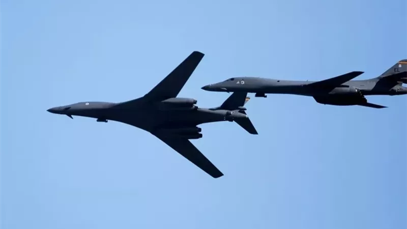 الولايات المتحدة تواصل استعراض القوة قرب فنزويلا بطائرات B-1B