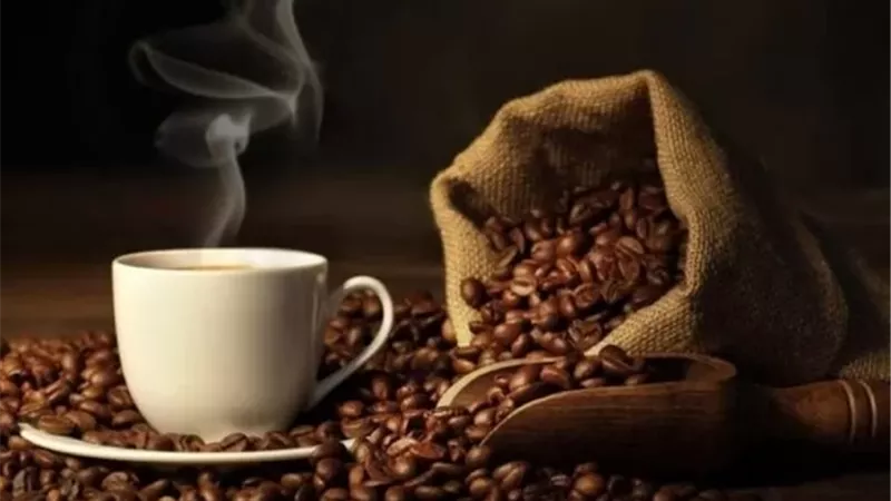 القهوة بين الفوائد والأضرار .. كيف تؤثر على التوتر والنوم وصحة القلب؟