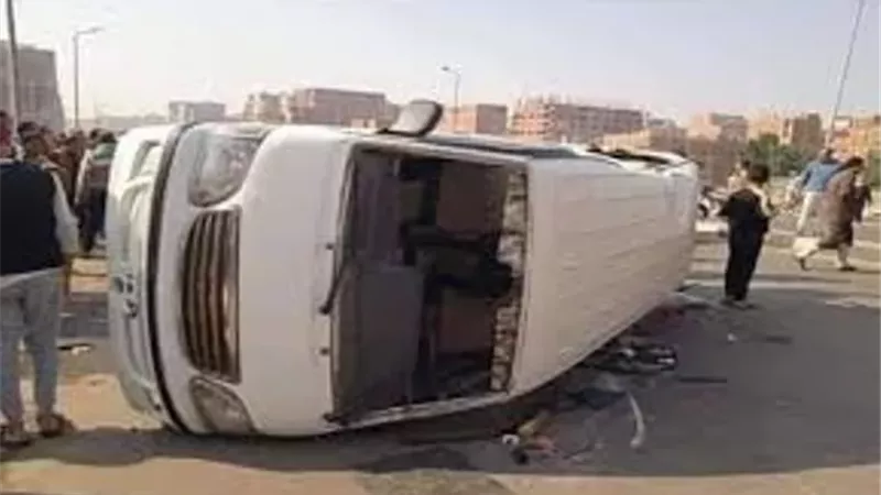 إصابة 6 إثر انقلاب سيارة ميكروباص بمحور الضبعة الصحراوى