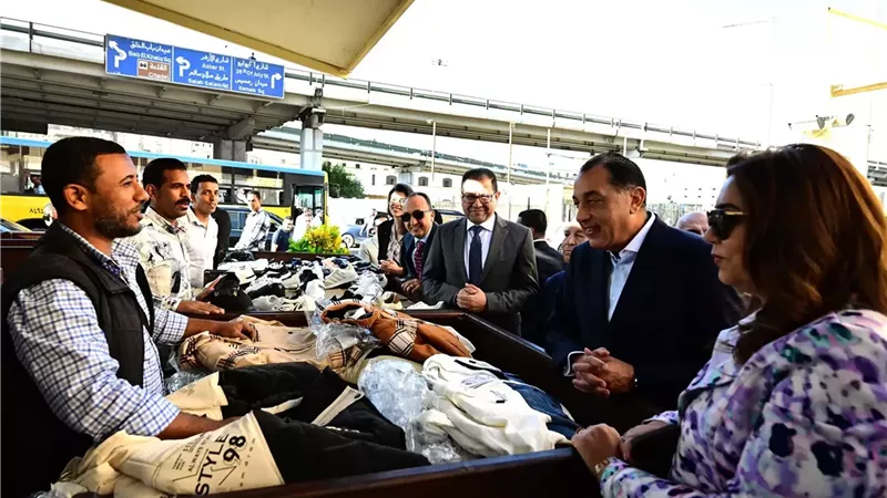 رئيس الوزراء للباعة بالعتبة: أنتم أهم عامل للحفاظ على المشروع