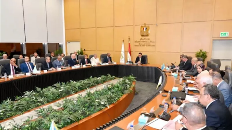 وزير الاسكان يشدد على الانتهاء من مشروعات المياه بالفيوم والمنيا